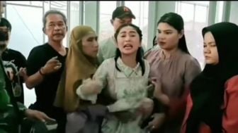 Mediasi Buntu dengan Pak RT, Warga Lantunkan Solawat untuk Dewi Perssik