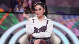 Dewi Perssik Jatuh dari Meja Pingpong saat Jadi Host Pagi-Pagi Abyar Viral, Warganet: Karma Ngomong Dibanting