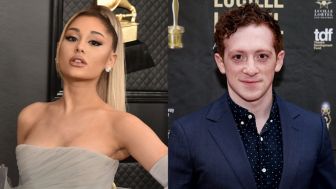 Belum Resmi Bercerai, Ariana Grande Diisukan Jalin Hubungan dengan Ethan Slater