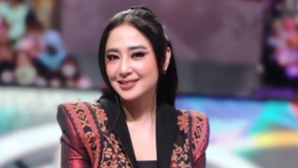 Dewi Perssik Nantang dan Sindir Nikita Mirzani Agar Mengurusi Anaknya: Engga ada pesan buat dia, pesannya tonjok aja...