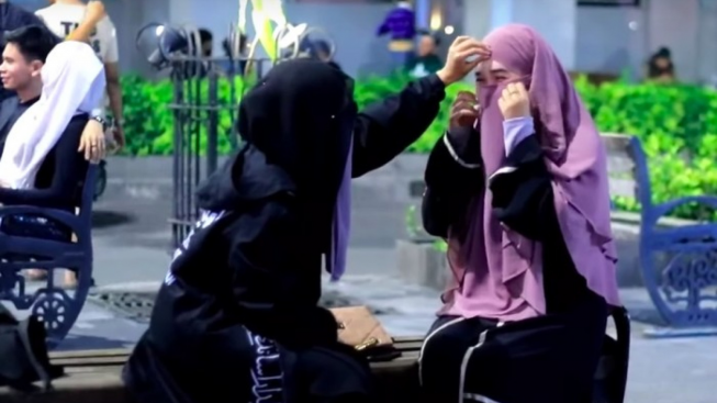 Perempuan Ini Ungkap Dipaksa Lepas Hijab dan Merokok Demi Konten