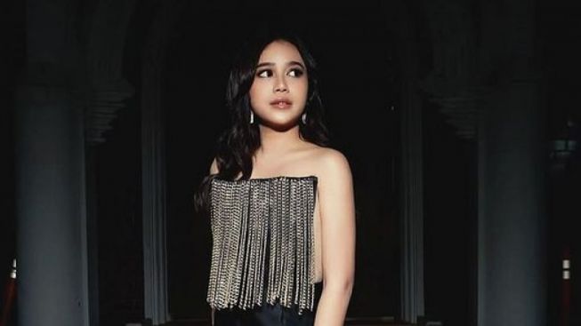 Brisia Jodie  Sehari Lagi | Lirik Lagu