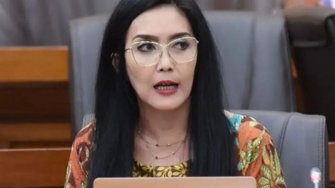 Rieke Diah Pitaloka Selesaikan Pendidikan S3 di UI, Raih Gelar Cumlaude