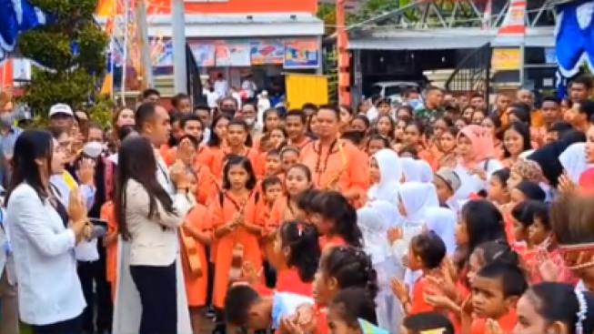 Lagu Teman Mari Kita Terbuka Jadi Sorotan, Warganet: Jadiin Lagu Wajib Diseluruh Sekolah Indonesia