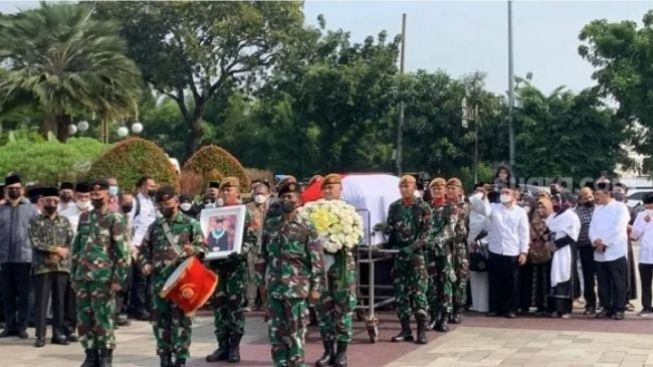 Jenazah Profesor Azyumardi Azra dimakamkan di TMP Kalibata Secara Militer