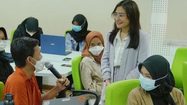 Keren! Prilly Latuconsina Tak Ambil Bayaran Jadi Dosen di UGM