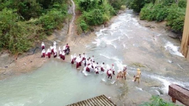 Ratusan Pelajar di Kabupaten Cianjur Harus Pertaruhkan Nyawa untuk Sekolah
