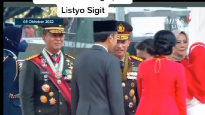 Salah Satu Aksi Presiden Jokowi Saat HUT TNI Menjadi Sorotan Warganet