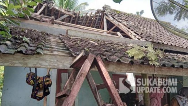Rumah Rubuh Akibat Gempa, Warga Tegalbuleud Terpaksa Mengungsi