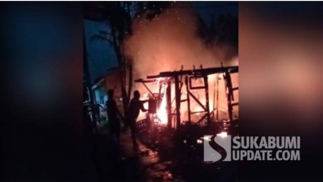 Rumah Panggung di Cisaat Sukabumi Hangus Terbakar