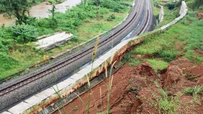 Terjadi Pergerakan Tanah di Dekat Rel KA Bogor-Sukabumi