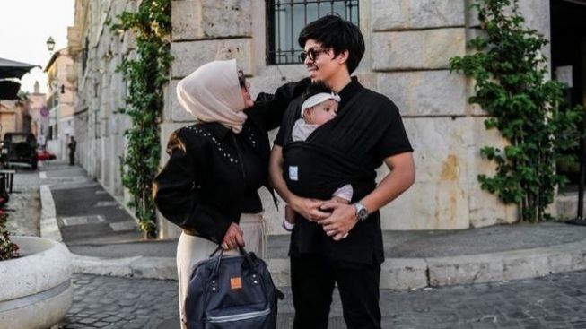 Berharap Ameena Bisa Cepat Jalan, Krisdayanti dan Raul Lemos Nekat Lakukan Ritual Ini