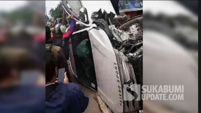 Kecelakaan Mobil Pajero Tabrak Warung di Cisolok Sukabumi