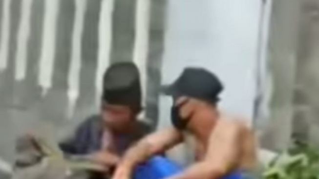 Pemuda Palak Kakek Penjual Asongan di Pinggir Jalan Bikin Geram Warganet: Kejam Sekali Kelakuan Anda!