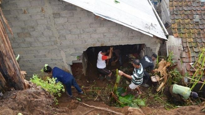 2 Korban Longsor di Kadudampit Sukabumi, Ayah Selamat Anak Tewas