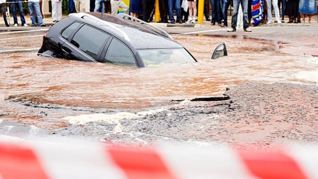 Sebuh Mobil di Simpenan Sukabumi Jatuh Ke Area Persawahan Milik Warga