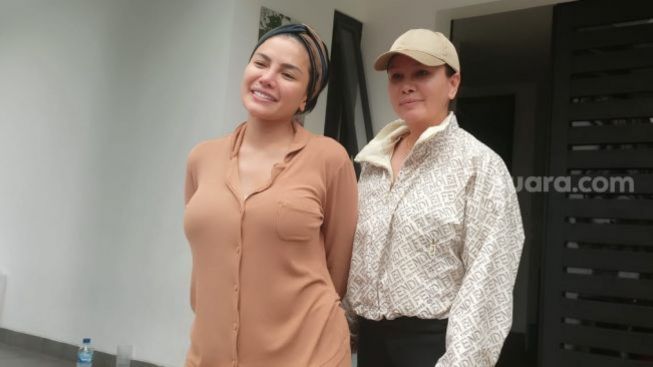 Fitri Salhuteru Sebut Penanganan Kasus Nikita Mirzani Berlebihan : Dikawal 40 Lebih Aparat