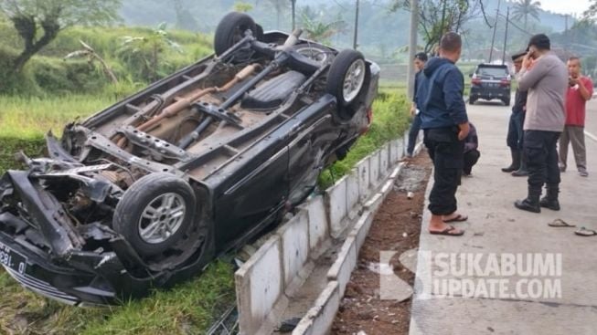 Sebuah Mobil Terjun Bebas ke Sawah di Nyalindung Sukabumi