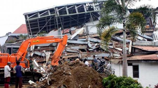 Dampak Gempa Cianjur, Warga Terjebak di Reruntuhan Minimarket