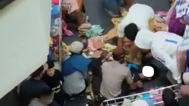 Seorang Remaja Lompat dari Lantai 3 Mall BTM Bogor