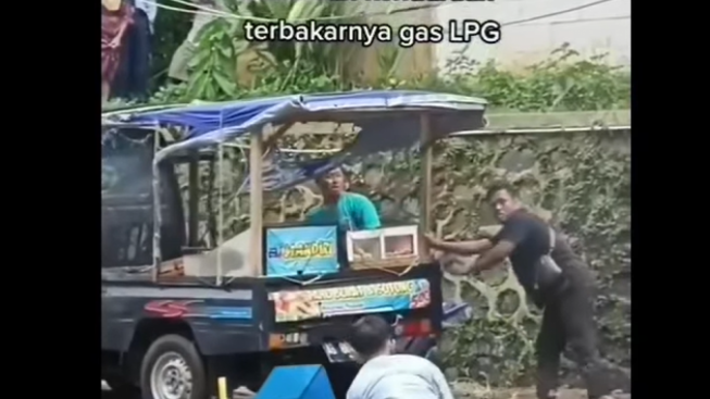 Aksi Heroik Anak MTS Selamatkan Penjual Tahu Bulat yang Terbakar Mobilnya