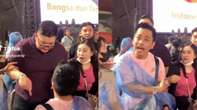 Viral Dua Pria Berebut Kursi Konser Blackpink Saat Pembuka Lagu Indonesia Raya, Warganet: Begitulah Indonesia