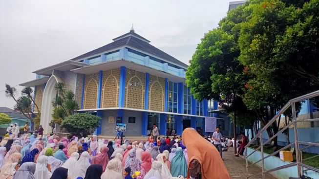 Ribuan Jamaah Muhammadiyah Melaksanakan Salat IdulFitri 1 Syawal 1444 Hijriah Di Universitas Muhammadiyah Sukabumi