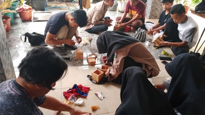 Pejuang Waktu Mengadakan Pelatihan Kriya Kayu berbahan Baku Limbah.