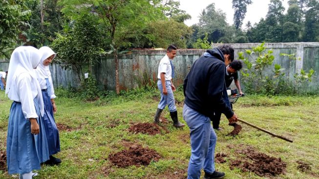 SMA Negeri 1 Cijeruk Menuju Sekolah Adiwiyata