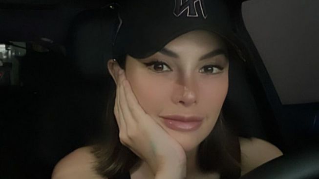 Sambil Tidur di Atas Dollar, Nikita Mirzani Sesumbar Tanpa Lelaki Duitnya Semakin Banyak