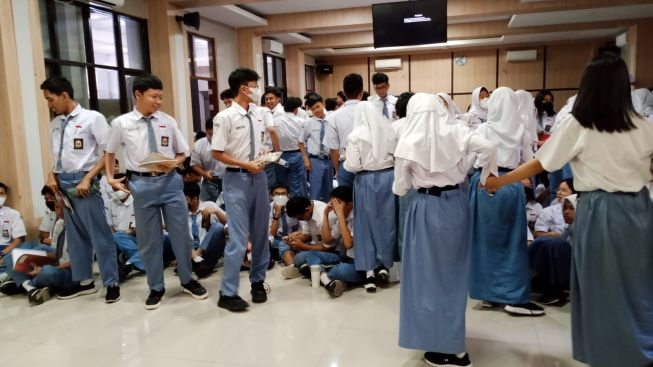 Majas Sindiran dan Contohnya dalam Bahasa Sunda