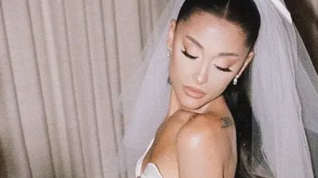 Ariana Grande Dikabarkan Akan Bercerai Setelah 2 Tahun Menikah