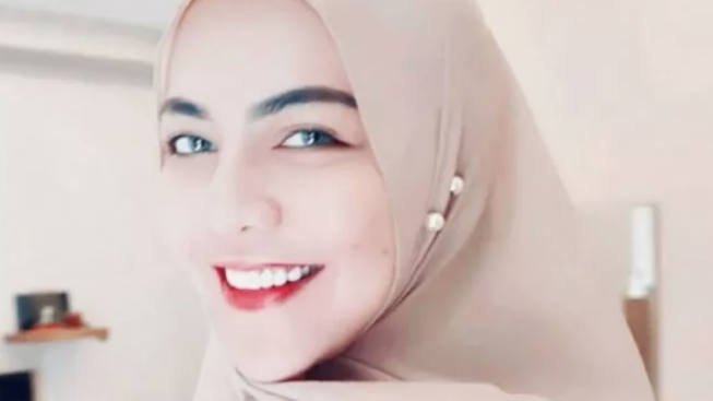 Transformasi Ratu Rizky Nabila Dari Seksi ke Cadar, Namun Kontroversi Celana Jeans Menghantui