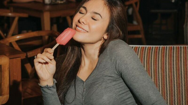 Pamer Foto Makan Es Krim, Wulan Guritno Disebut HOT MAMA Hingga Dibandingkan dengan Oklin Fia