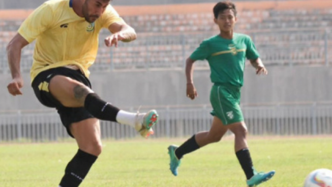 Skandal Terbaru di Lapangan: Pelatih Gresik United Protes Keputusan Wasit Setelah Kalah dari Deltras FC!