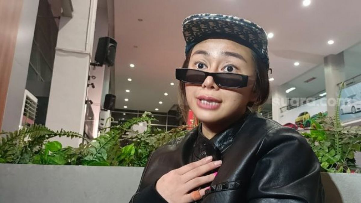 Ilustrasi Denise Chariesta. Denise Chariesta jalani prosesi melukat di Bali. [Suara.com]