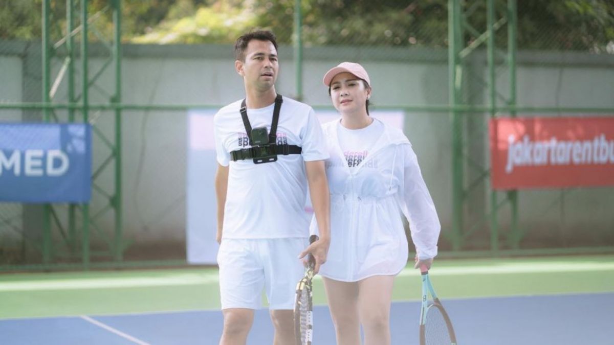 Potret Raffi Ahmad dan Nagita Slavina main tenis bareng [Instagram/@raffinagita1717]