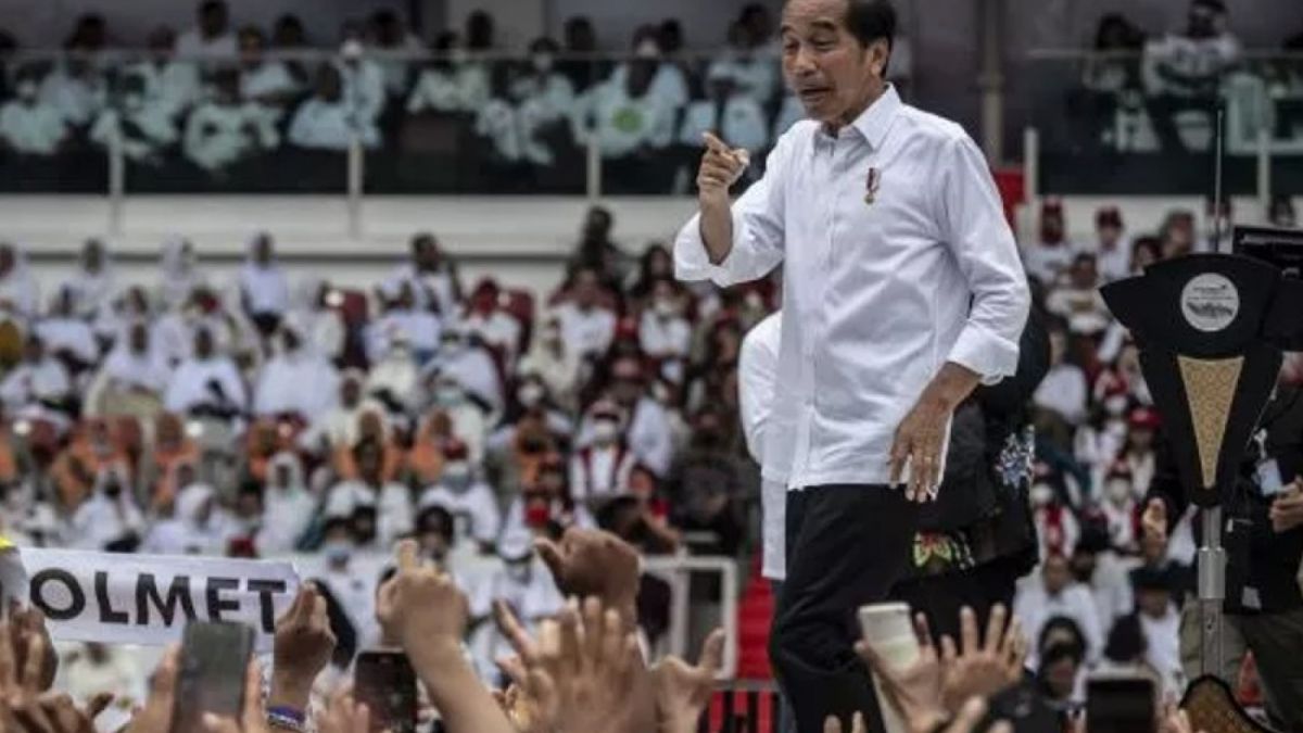Presiden Joko Widodo (Jokowi) menyapa relawan saat menghadiri acara Gerakan Nusantara Bersatu di Stadion Utama Gelora Bung Karno, Jakarta, Sabtu (26/11/2022). [Dok. ANTARA FOTO/Aprillio Akbar]