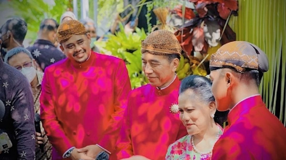 Bobby Nasution bersama Presiden Jokowi dan Istri Iriana serta Kaesang Pangarep. [Instagram @bobbynst]