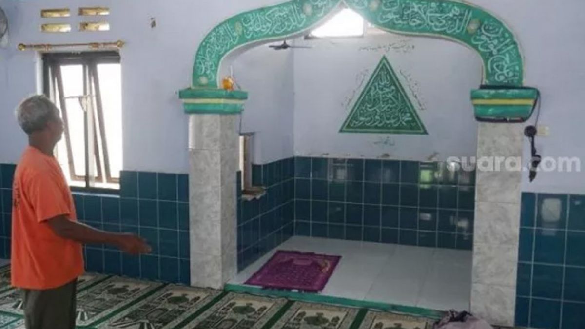 Kondisi masjid yang sempat dirusak orang tidak dikenal. [Suara.com]
