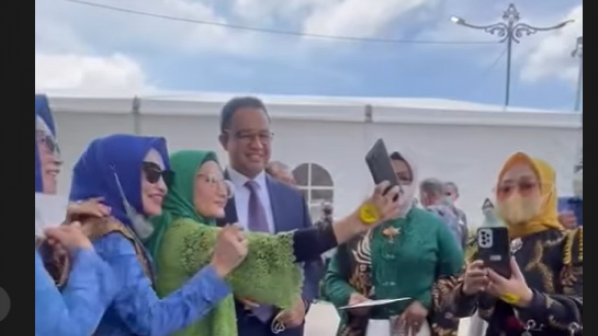 Anies Baswedan bersama undangan [Instagram]