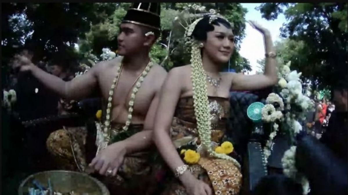 Kaesang dan Erina membagikan uang Rp50 ribu. [YouTube]