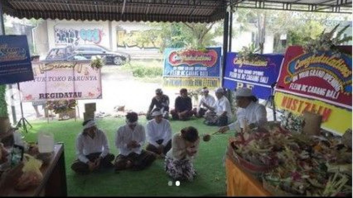 Papan bunga atas nama Regi Datau terlihat di acara pembukaan toko bunga Denise Chariesta di Bali. [Instagram @denisechariesta91]