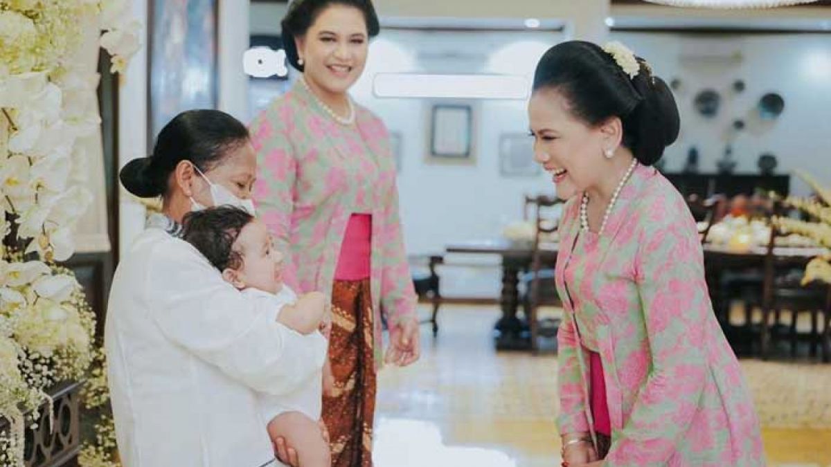 Iriana Jokowi bersama Kahiyang Ayu dan Panembahan Al Saud Nasution. [Instagram @ayanggkahiyang]