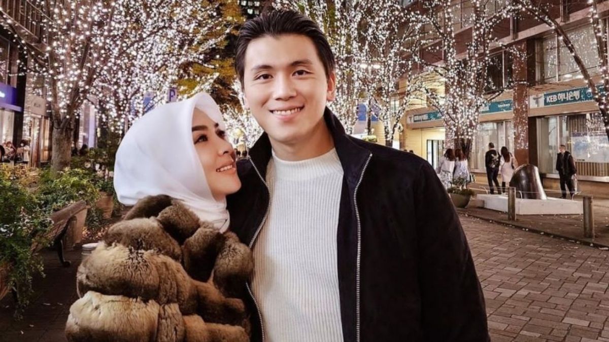 Syahrini dan Reino Barack. [Instagram]