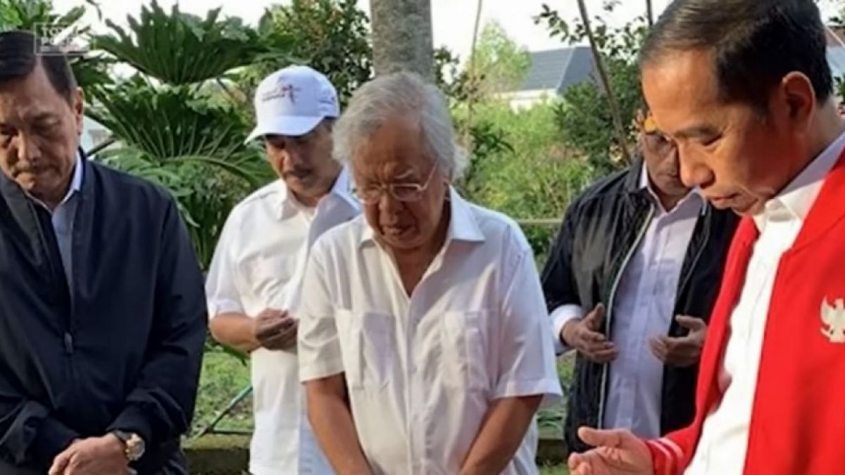 Momen Presiden Joko Widodo (Jokowi) berziarah ke makam ibu Panda Nababan di Siborongborong, Sumatra Utara, dengan didampingi Menko Marves Luhut Binsar Pandjaitan dan eks Menteri Pariwisata Arief Yahya. [Suara.com]