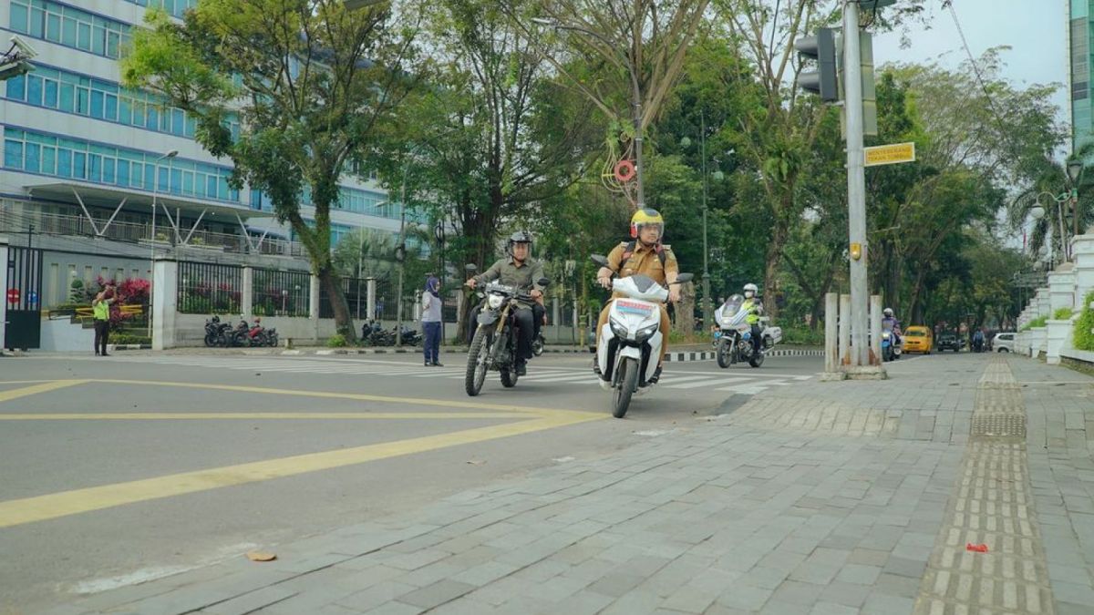 Wali Kota Medan Bobby Nasution mengendarai motor listrik. [Instagram @bobbynst]