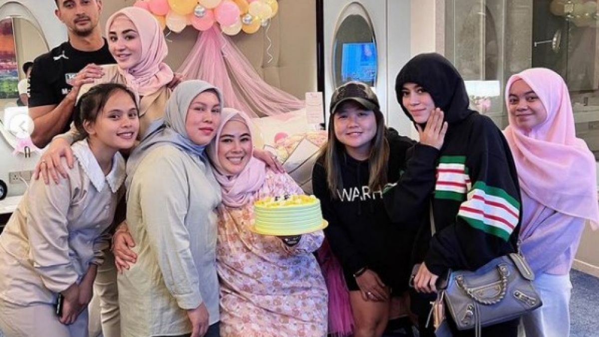 1-lesti-kejora-menghadiri-acara-ulang-tahun-ibu-margin-wieheerm