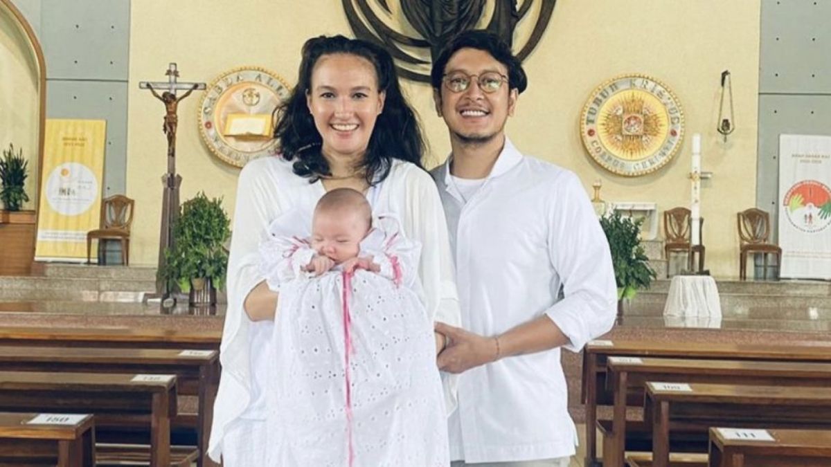 Nadine Chandrawinata dan Dimas Anggara setelah selesai melakukan proses pembaptisan baby Djiwa. [Instagram/nadinelist]