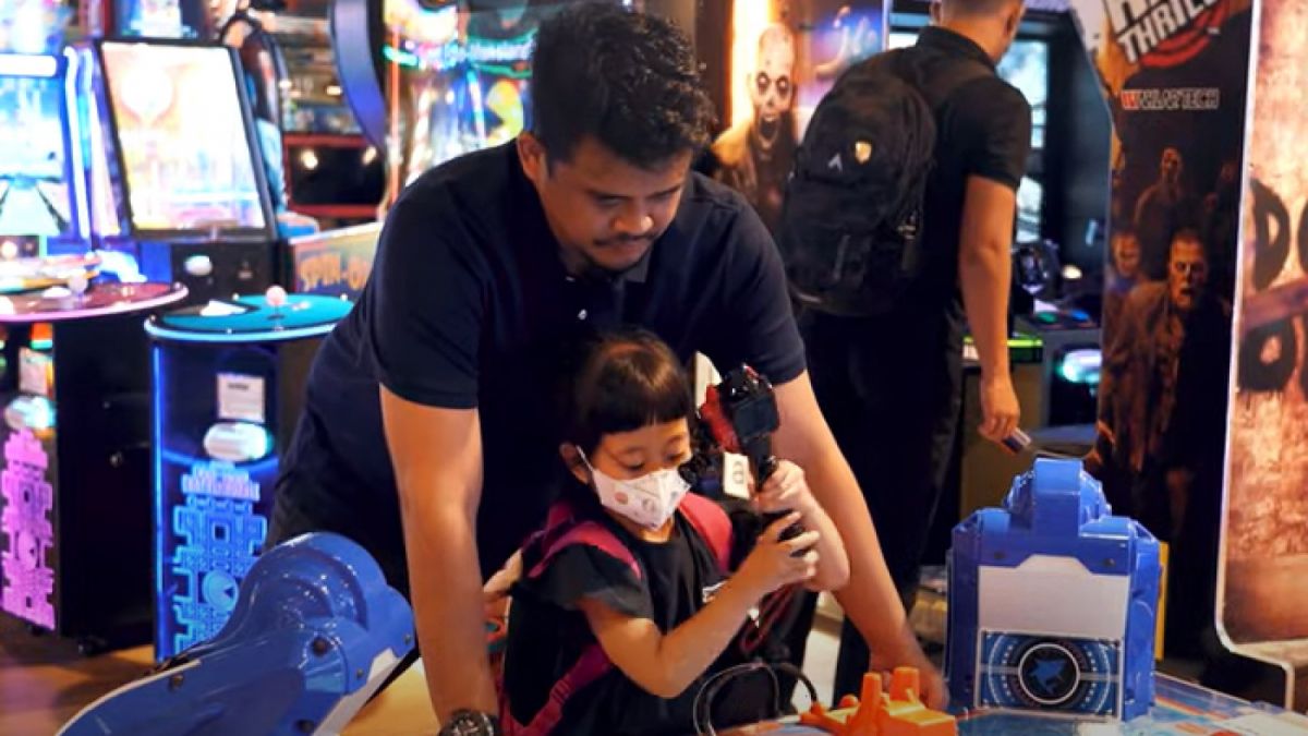 Bobby Nasution bersama putrinya Sedah Mirah Nasution. [YouTube Sekretariat Presiden]